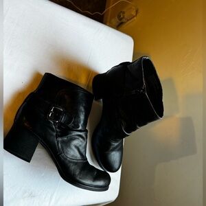 Naturalizer Black Leather Ankle Boots with Bucket Design each Side Size 9